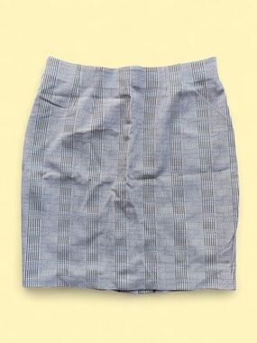 ✨Amanda + Chelsea white and black plaid pencil skirt in size M✨